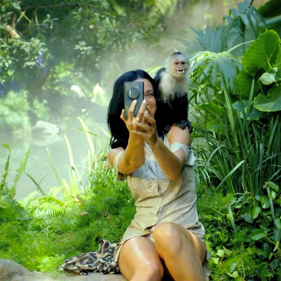 perry copy - Katy Perry “Roar” Klibinde Nokia Kullanıyor